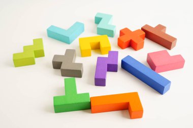 Mantıksal düşünme ve problem çözme problemi yaratıcı iş, ahşap bulmaca geometrik blok şekli.