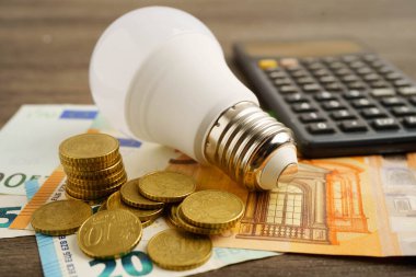 Ödeme için ampullü elektrik hizmetlerinin maliyeti.