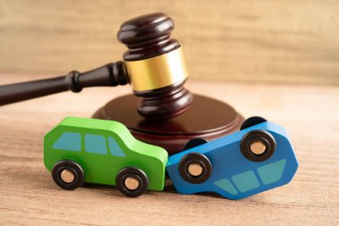 Araba kazası davası ve sigorta, araba modelli yargıç çekici..