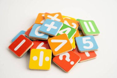 Matematik ve eğitim matematiği öğrenmek için tahta blok küpleri.