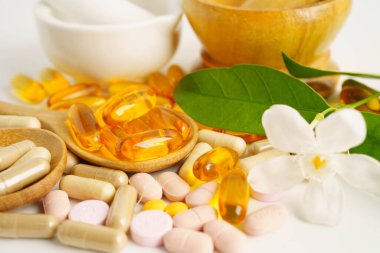 Alternatif ilaç bitkisel organik kapsül E omega 3 vitamini balık yağı, mineral, bitki yapraklı ilaç sağlıklı yaşam için doğal destek.