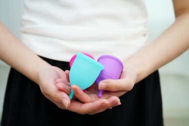 Hijyen dönemi korunması için elinde regl fincanı tutan Asyalı kadın..