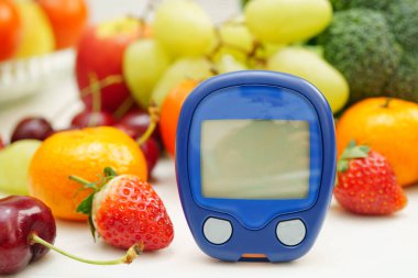 Kan şekeri seviyesini ölçmek için dijital glikoz ölçer gıdası diyabet tedavisi için sebze ve meyve sağlıklıdır..