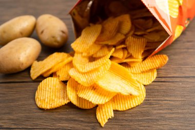 Patates cipsi, leziz BBQ baharatlı Crips, ince dilimlenmiş kızarmış abur cubur fast food.