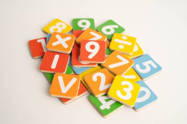 Matematik ve eğitim matematiği öğrenmek için tahta blok küpleri.