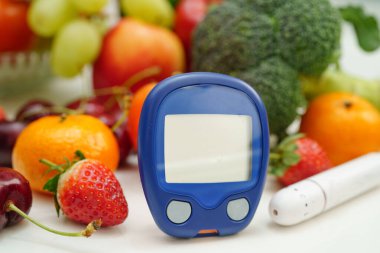 Kan şekeri seviyesini ölçmek için dijital glikoz ölçer gıdası diyabet tedavisi için sebze ve meyve sağlıklıdır..