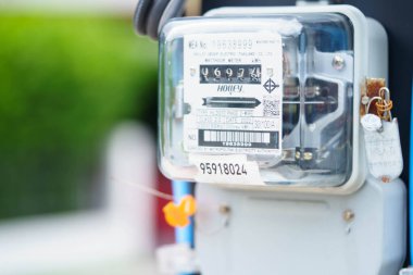 Bangkok, Tayland 7 Nisan 2025 Ev ve ofis enerji maliyeti için elektrik ölçüm sayacı.