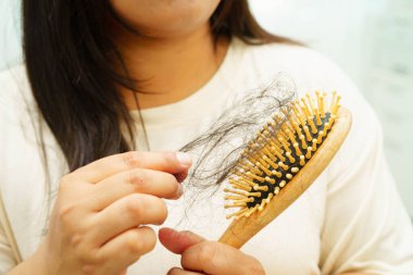 Asyalı kadınların tarak fırçasına eklenen uzun saç kaybıyla ilgili sorunları var..