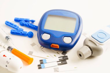 Glukometre neşter ve test şeritleri kan şekerini diyabet için test ediyor..