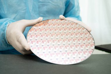 Tümleşik devre yarı iletken üretimi için silikon gofret.