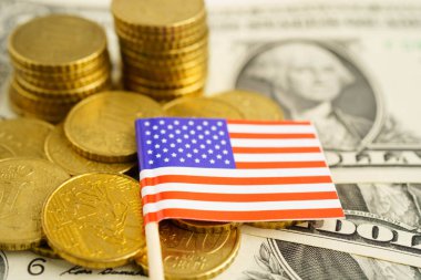 Bozuk para, finans ve muhasebe, bankacılık kavramı üzerine ABD bayrağı.