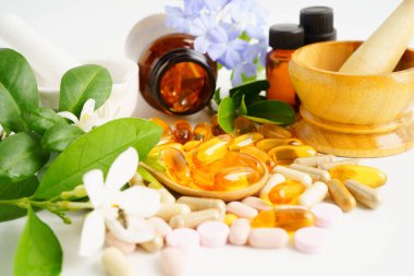 Alternatif ilaç bitkisel organik kapsül E omega 3 vitamini balık yağı, mineral, bitki yapraklı ilaç sağlıklı yaşam için doğal destek.