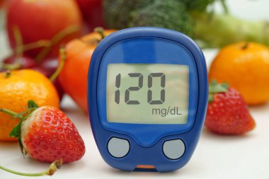 Kan şekeri seviyesini ölçmek için dijital glikoz ölçer gıdası diyabet tedavisi için sebze ve meyve sağlıklıdır..