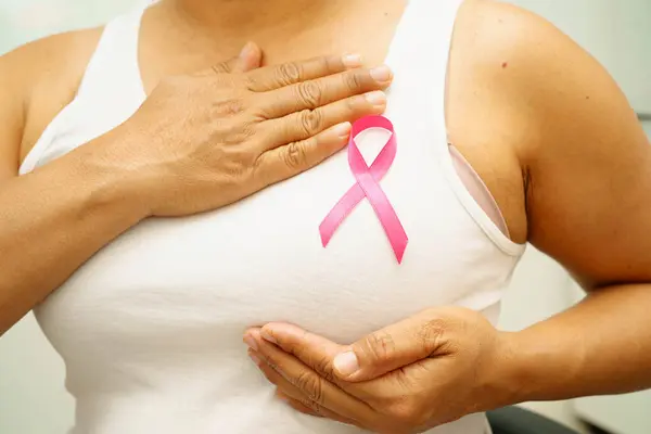 Ekim ayı için pembe kurdeleli Asyalı kadın meme kanseri günü.