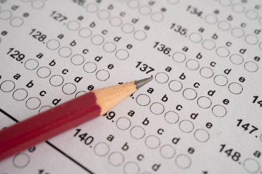 Seçim ve eğitim için kalem çizimi ile cevap sayfaları doldur.