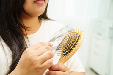 Asyalı kadınların tarak fırçasına eklenen uzun saç kaybıyla ilgili sorunları var..