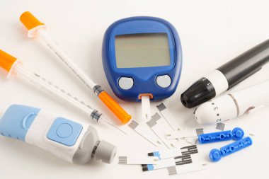 Glukometre neşter ve test şeritleri şekeri diyabet için test ediyor.