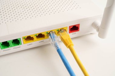 İnternet servis sağlayıcısına bağlı ethernet kablosu.