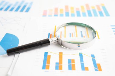 Grafik kağıdındaki büyüteç. Mali kalkınma, Bankacılık Hesabı, İstatistikler, Yatırım Analitik Araştırma Veri Ekonomisi.