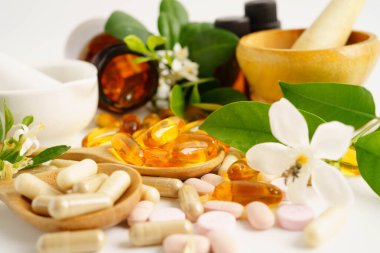 Alternatif ilaç bitkisel organik kapsül E omega 3 vitamini balık yağı, mineral, bitki yapraklı ilaç sağlıklı yaşam için doğal destek.