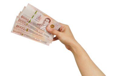 Tayland baht banknotunu elinde tutan Asyalı kadın beyaz arka planda kırpma yolu ile izole edilmiş para.