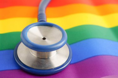 LGBT sembolü, gökkuşağı bayrağı üzerindeki steteskop, haklar ve cinsiyet eşitliği, Haziran ayında LGBT Onur Ayı.