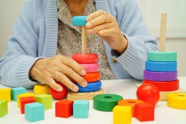 Asyalı yaşlı bir kadın, geliştirme oyunu oynuyor..