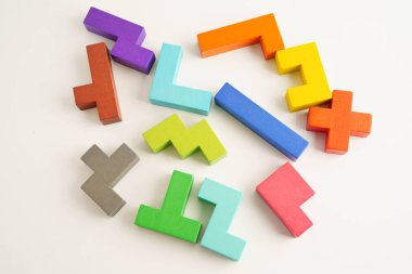 Mantıksal düşünme ve problem çözme problemi yaratıcı iş, ahşap bulmaca geometrik blok şekli.