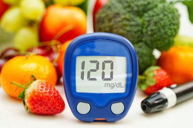 Kan şekeri seviyesini ölçmek için dijital glikoz ölçer gıdası diyabet tedavisi için sebze ve meyve sağlıklıdır..
