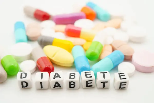 Diyabet kelimesi haplar ve ilaç kapsülleri ile.