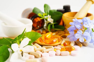 Alternatif ilaç bitkisel organik kapsül E omega 3 vitamini balık yağı, mineral, bitki yapraklı ilaç sağlıklı yaşam için doğal destek.