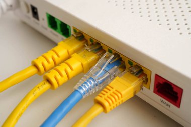 İnternet servis sağlayıcısına bağlı ethernet kablosu.