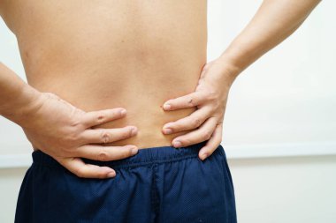 Asyalı adam sırt ağrısı kas, omurga ve kemik kazadan dolayı..