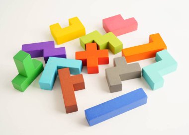 Mantıksal düşünme ve problem çözme problemi yaratıcı iş, ahşap bulmaca geometrik blok şekli.
