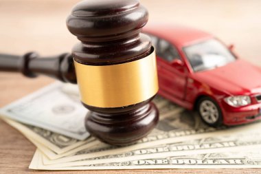 Bangkok, Tayland 18 Kasım 2023 Para, satın alma veya sigorta konsepti üzerine araba.