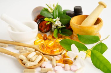 Alternatif ilaç bitkisel organik kapsül E omega 3 vitamini balık yağı, mineral, bitki yapraklı ilaç sağlıklı yaşam için doğal destek.