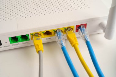 İnternet servis sağlayıcısına bağlı ethernet kablosu.