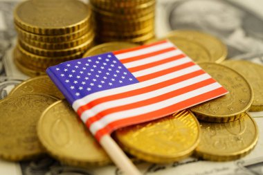 Bozuk para, finans ve muhasebe, bankacılık kavramı üzerine ABD bayrağı.