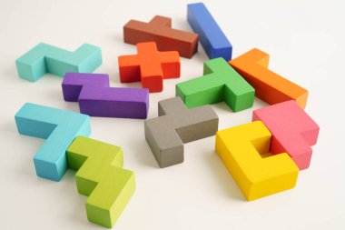 Mantıksal düşünme ve problem çözme problemi yaratıcı iş, ahşap bulmaca geometrik blok şekli.