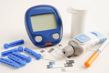 Glukometre neşter ve test şeritleri şekeri diyabet için test ediyor.