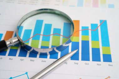 Grafik kağıdındaki büyüteç. Mali kalkınma, Bankacılık Hesabı, İstatistikler, Yatırım Analitik Araştırma Veri Ekonomisi.