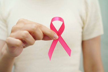 Ekim ayı için pembe kurdeleli Asyalı kadın meme kanseri günü.