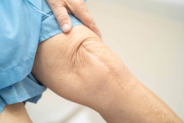 Hastanede dizinde yara izi olan Asyalı yaşlı bir hasta var..