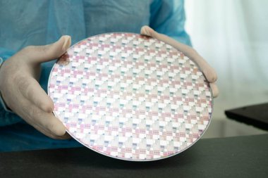 Tümleşik devre yarı iletken üretimi için silikon gofret.