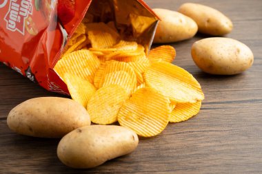 Bangkok, Tayland - 15 Mayıs 2022 Açık Patates cipsi, Crips için baharatlı barbekü sosu, ince dilimlenmiş kızarmış fast food.