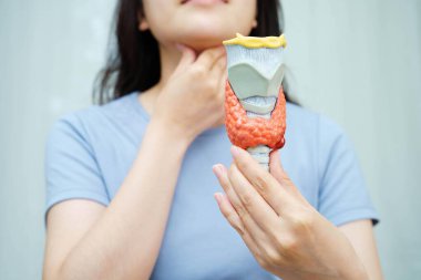 Hipertiroidizm, aşırı aktif tiroid, tiroid lenfoma, tiroid bezi insan anatomisi olan Asyalı kadın..