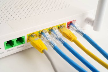 İnternet servis sağlayıcısına bağlı ethernet kablosu.