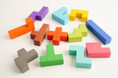 Mantıksal düşünme ve problem çözme problemi yaratıcı iş, ahşap bulmaca geometrik blok şekli.