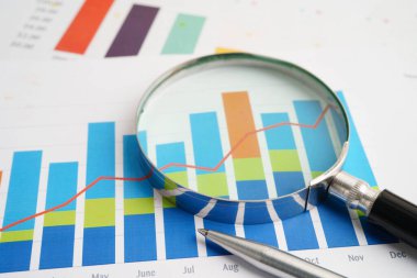 Grafik kağıdındaki büyüteç. Mali kalkınma, Bankacılık Hesabı, İstatistikler, Yatırım Analitik Araştırma Veri Ekonomisi.