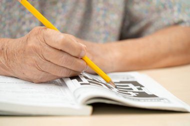 Bangkok, Tayland - 15 Mayıs 2022 Sudoku oyunu oynayan yaşlı kadın.